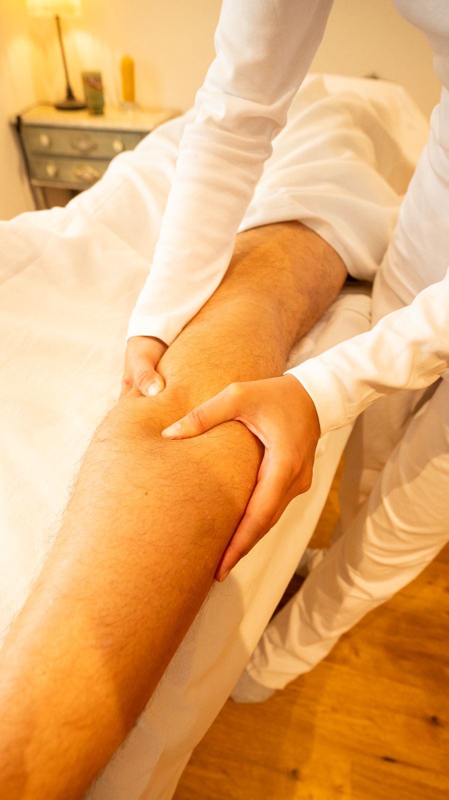Massage therapist performing a leg massage at MIVI Massage in Grindelwald
